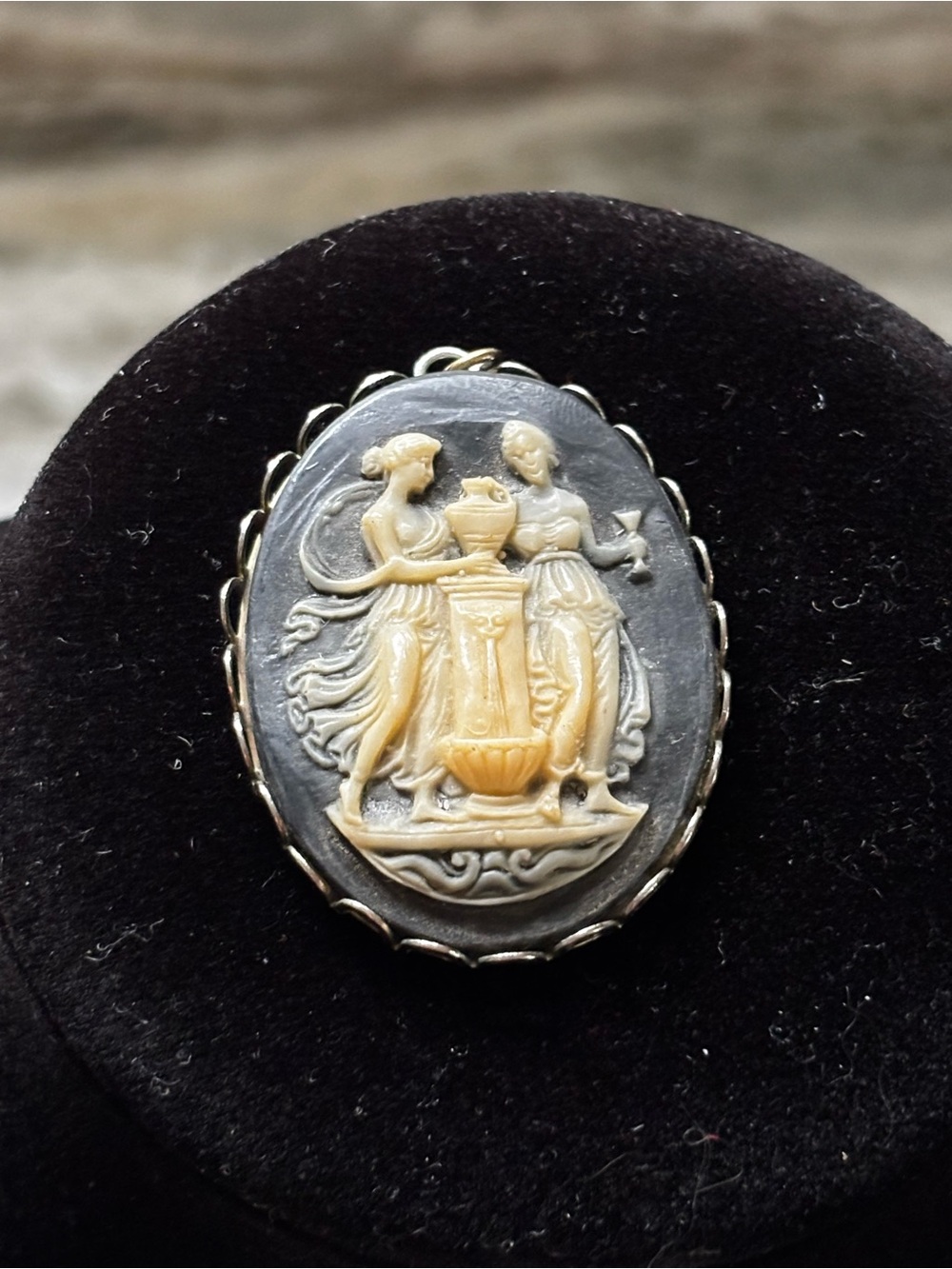 Vintage Mid-Century Classical Two Graces Resin Cameo Brooch / Pendant